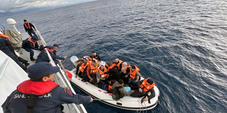 Düzensiz Göçmenleri Taşıyan Bot Arızalandı, Sahil Güvenlik Kurtardı