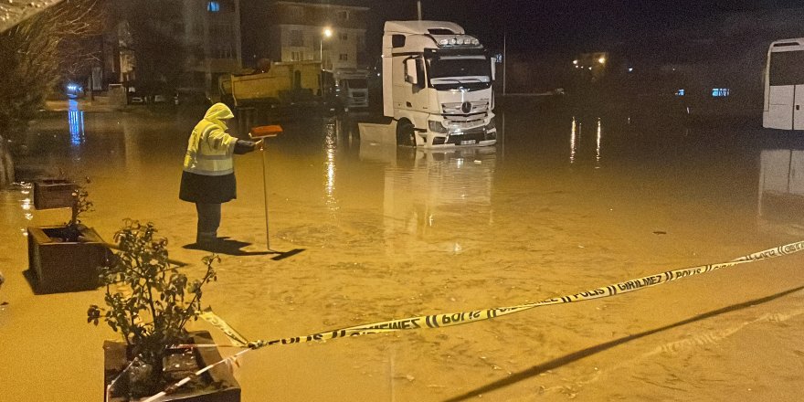Şiddetli Yağış, Araçlar Suya Gömüldü