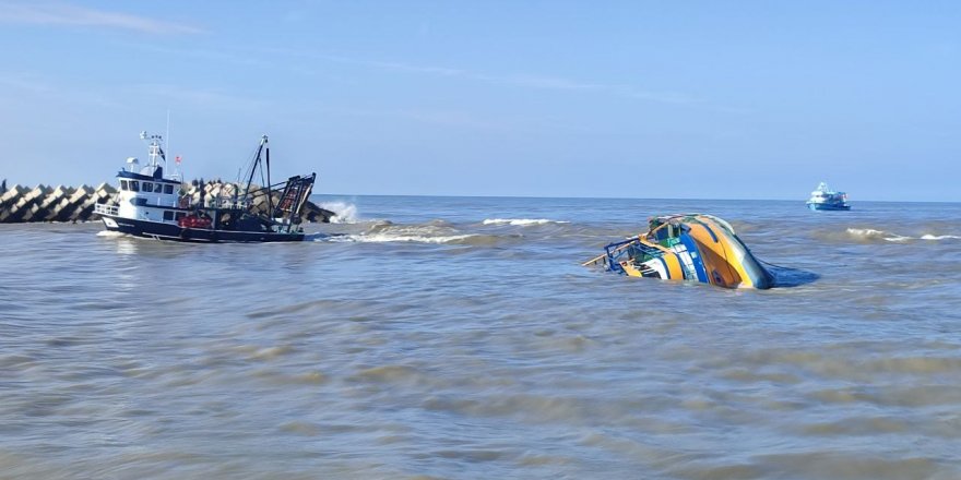 14 Metrelik Midye Teknesi Yan Yatarak Battı