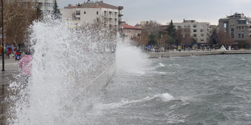 Çanakkale'de Dev Dalgalar Sahili Dövdü