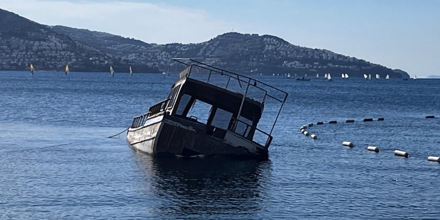 Fırtına Ahşap Tekneyi Alabora Etti