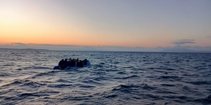 Göçmenleri Taşıyan Arızalı Botla Sürüklenirken Kurtarıldı