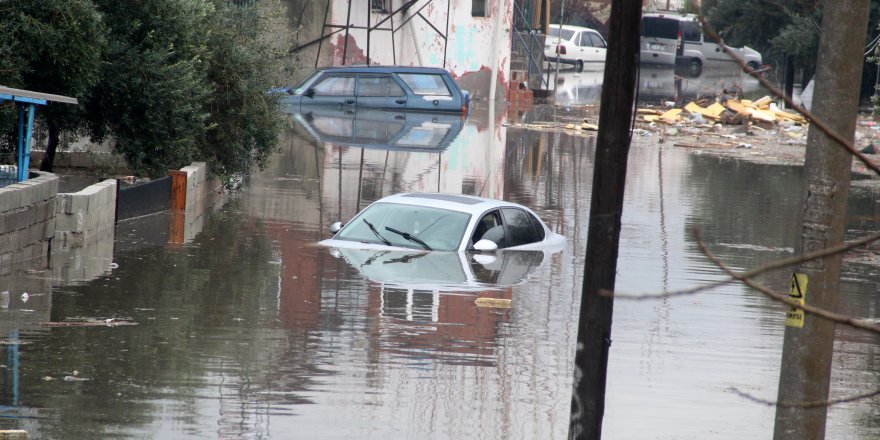 Felaketin Yaşandığı Antalya’da Bir Mahalle Sular Altında Kaldı