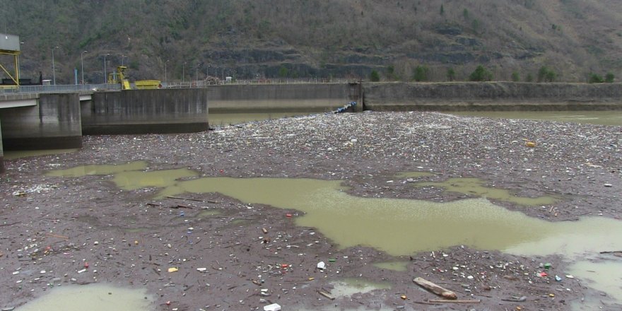Artvin'deki Sel Muratlı Baraj Gölü'nü Çöplüğe Çevirdi