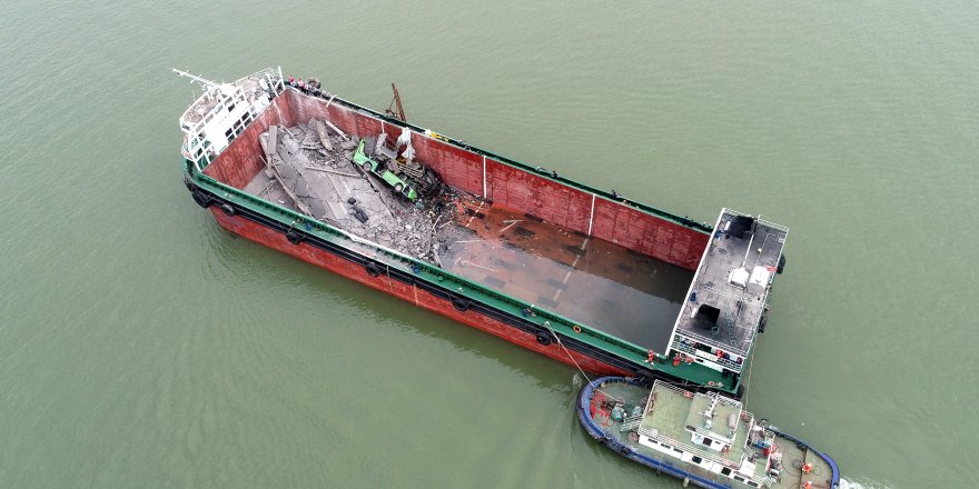Çin’de Konteyner Gemisi Köprüye Çarptı, Araçlar Suya Düştü: 2 Ölü, 3 Kayıp