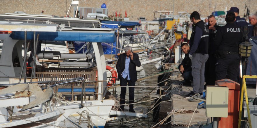 Emekli Öğretmen Teknesinin Altında Ölü Bulundu