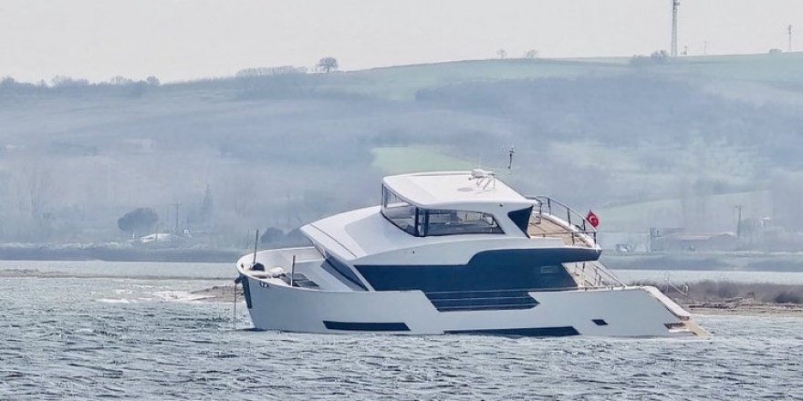 Çanakkale Boğazı'nda Karaya Oturan Tekne Kurtarıldı