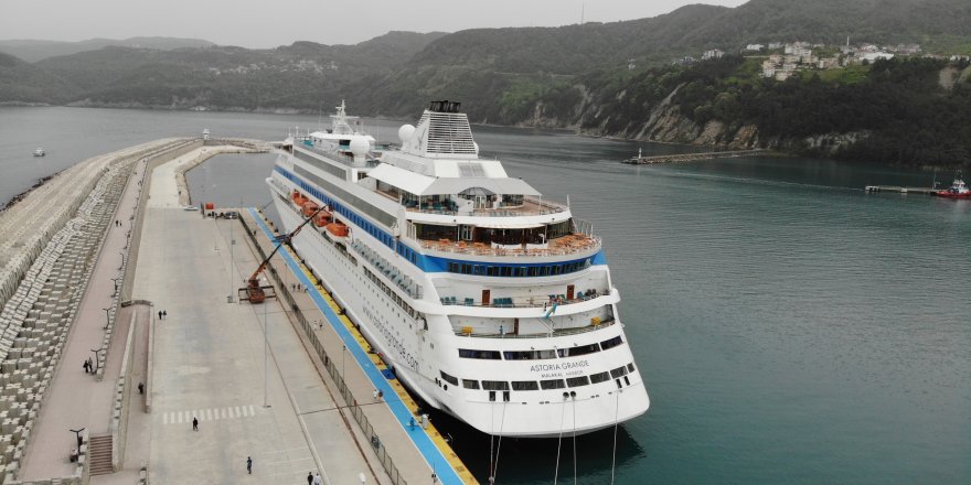 Astoria Grande Amasra Limanı'na Demirledi