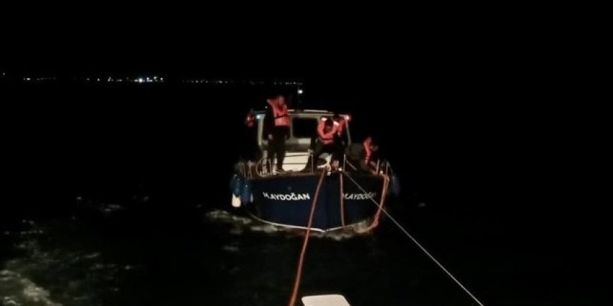 Çanakkale Boğazı'nda İçinde 5 Kişinin Bulunduğu Tekne Kurtarıldı