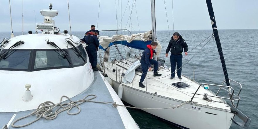 Yalova Açıklarında Motoru Arızalanan Tekne Kurtarıldı