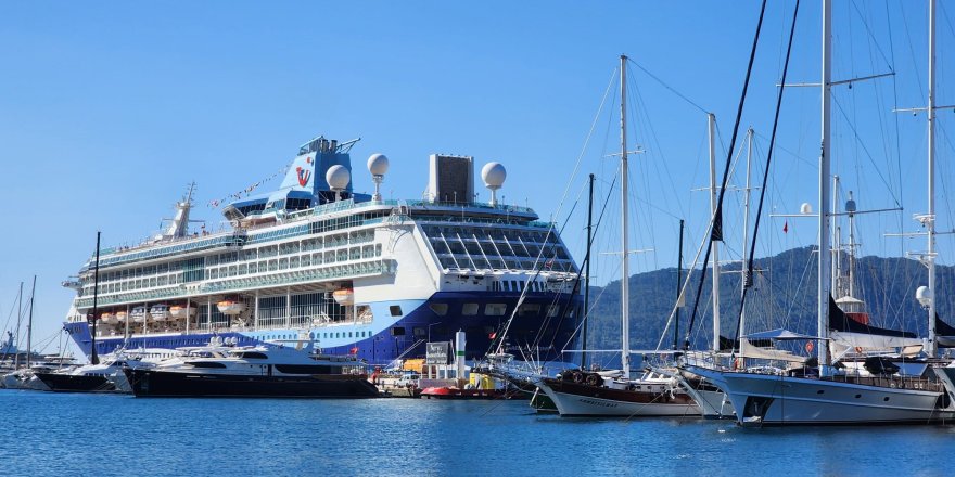 Dev Yolcu Gemisi Marmaris Limanı'na Demir Attı