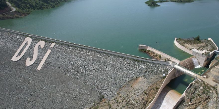 Yüzde Yüz Doluluk Oranına Ulaşan Barajda Su Tahliyesi Gerçekleştiriliyor