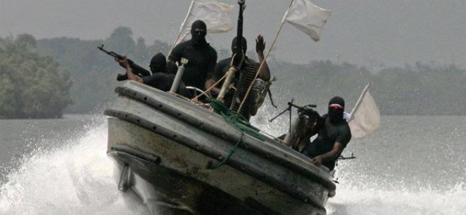 Korsanlar askeri tekneyi kaçırdı: 3 kayıp