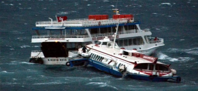 Yolcu gemisi ve feribot aşırı dalga nedeniyle çatıştı