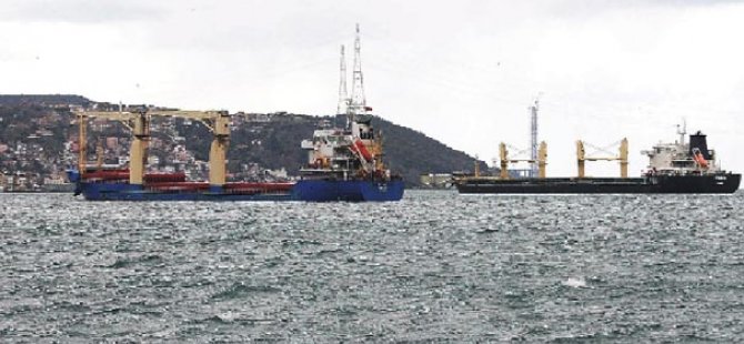 Arıza yapan iki kuruyük gemisi Boğaz'da bekliyor