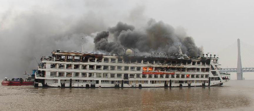 Turistleri taşıyan bir gemide yangın çıktı