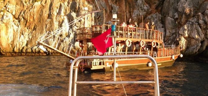 Motor arızası yapan tekne kayalıklara sürüklendi