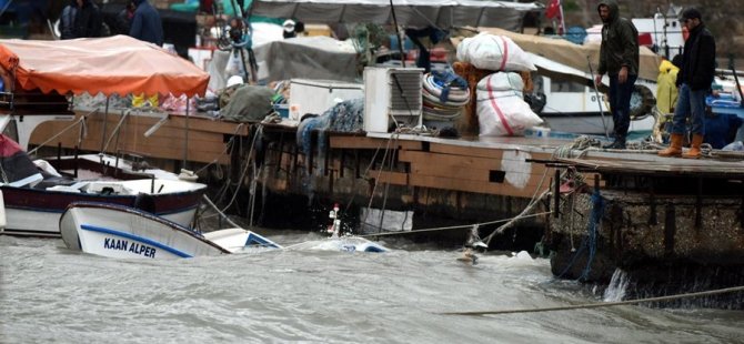 Antalya'da aşırı fırtına balıkçı teknelerini batırdı