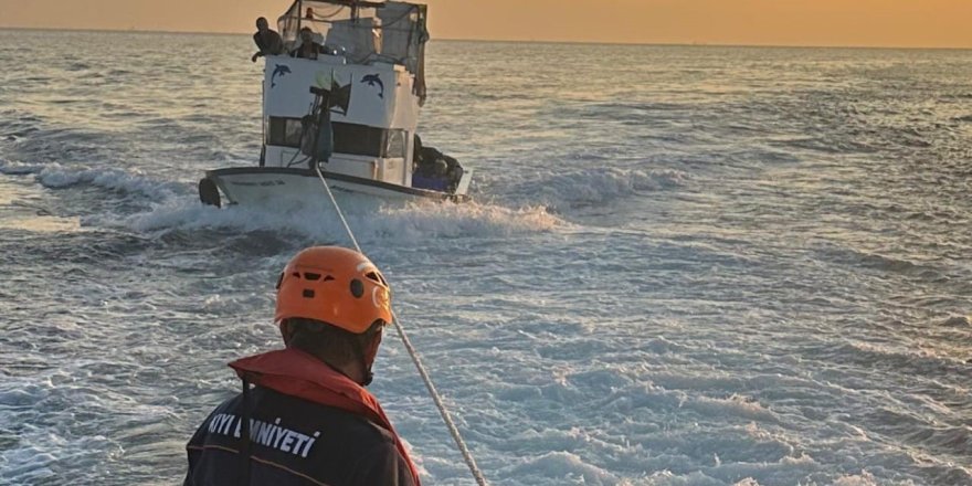 Çanakkale Boğazı’nda Makine Arızası Yapan Tekne Yedeklenerek Çekildi