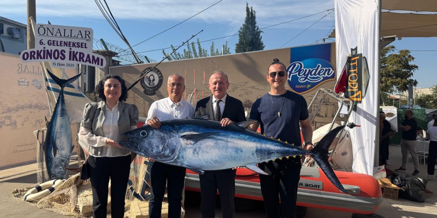 Yakaladığı 800 Kiloluk Dev Orkinosu Sevdiklerine İhram Etti