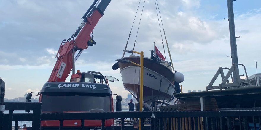 Üsküdar'da Yolcu Motoru Balıkçı Teknesiyle Çatıştı