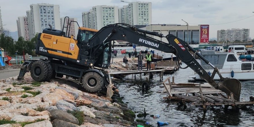 Karşıyaka’daki Kaçak İskeleler Yıkılıyor
