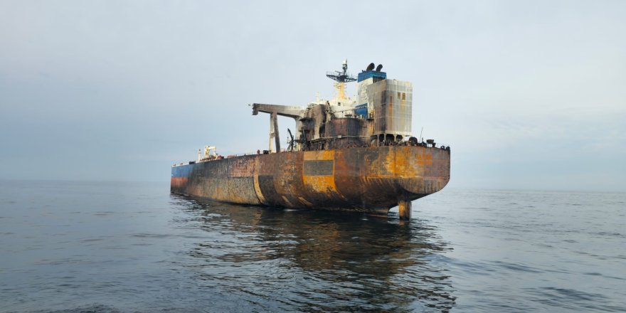 Vurulan Tanker KAIROS'ta Sızıntı Tespit Edildi