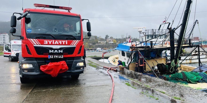 Ordu'da Su Alarak Batma Tehlikesi Olan Tekneye Ekipler Müdahale Etti