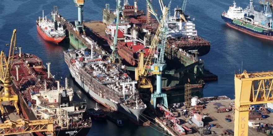 Tuzla'da Yanan Gemi Söndürüldü