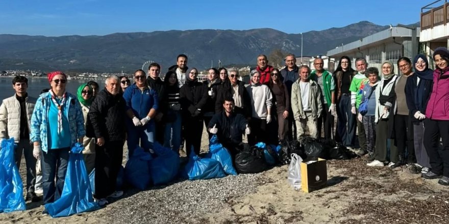 Havran MYO Öğrencilerinden Akçay Sahilinde Çevre Temizliği