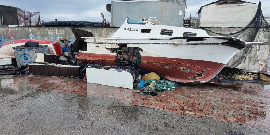 Avcılar’da Lodos Nedeniyle 3 Tekne Zarar Gördü