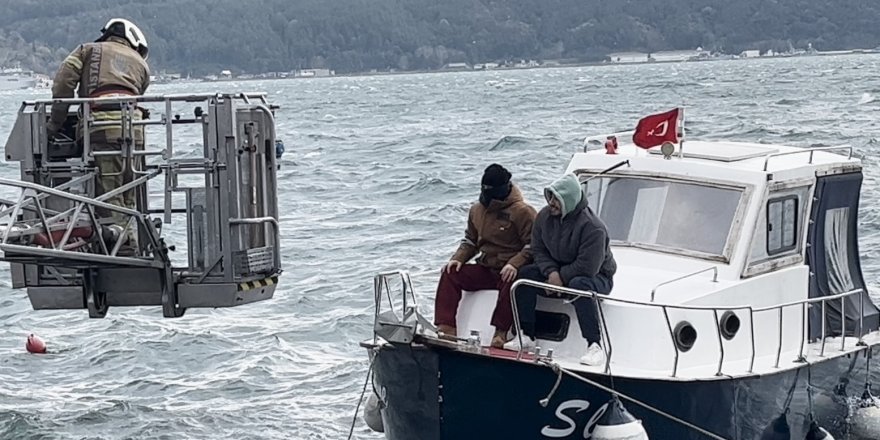 Sarıyer’de Lodos Nedeniyle Teknede Mahsur Kalanları İtfaiye Kurtardı