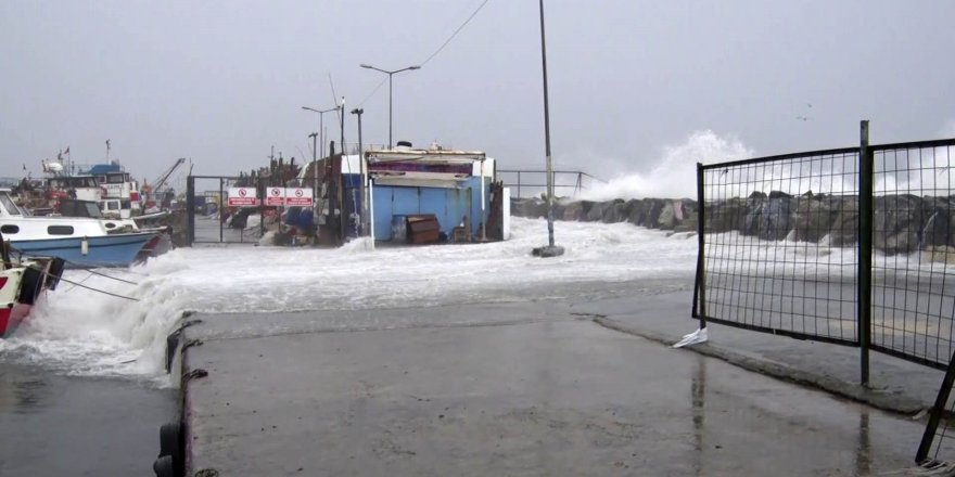 Avcılar'da Metrelerce Yükselen Dalgalar Mendireği Böyle Aştı