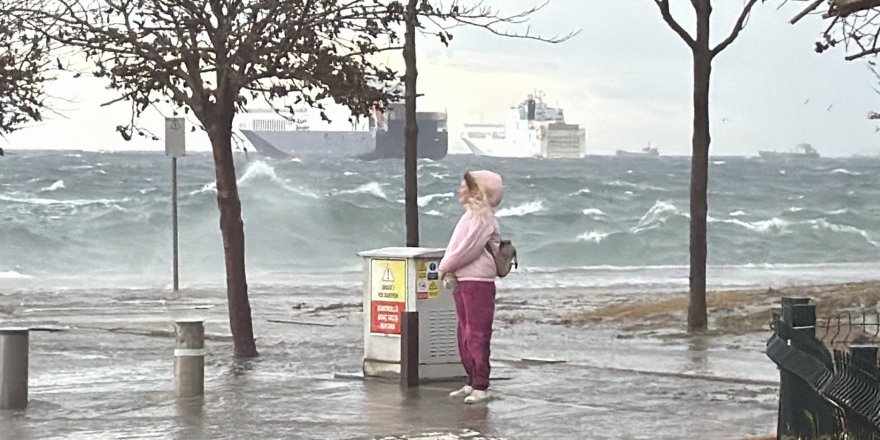 Fatih'te Lodos Nedeniyle Adeta Denizle Kara Birleşti