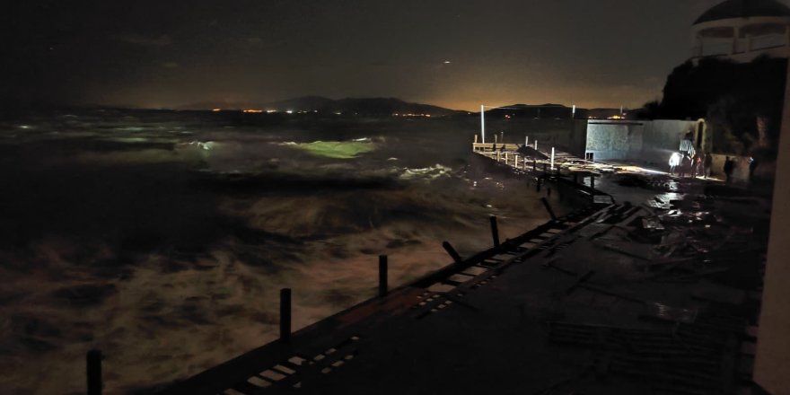 Fırtına, İskelede Çalışan İşçileri Denize Düşürdü: 1 Ölü, 2 Yaralı