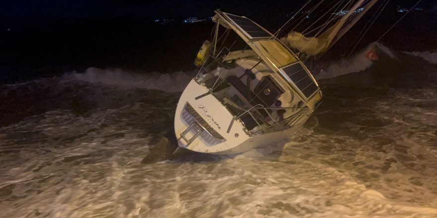 Fırtına Milyonluk Tekneyi Karaya Sürükledi