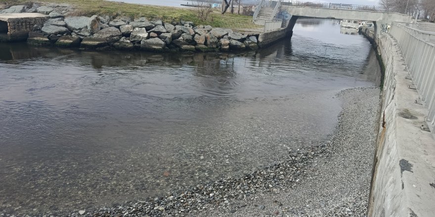 Menekşe Sahilinde Sular Çekildi, Tekneler Geçişlerde Zorluk Yaşadı
