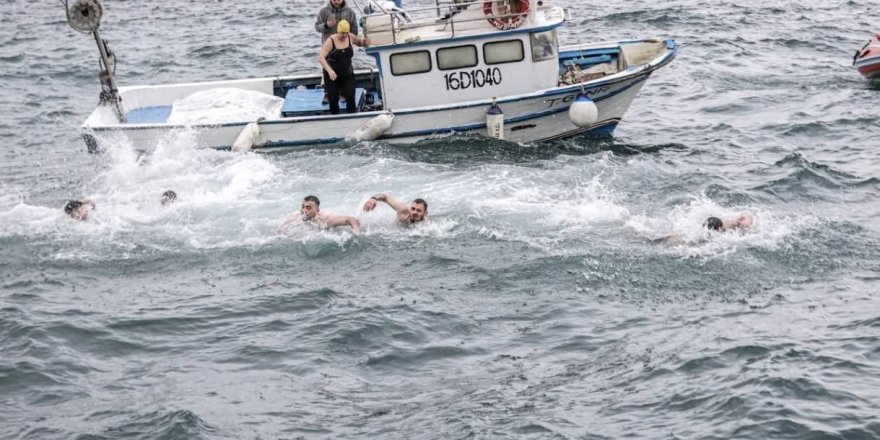 Hıristiyan Topluluğu Denizden Haç Çıkardı