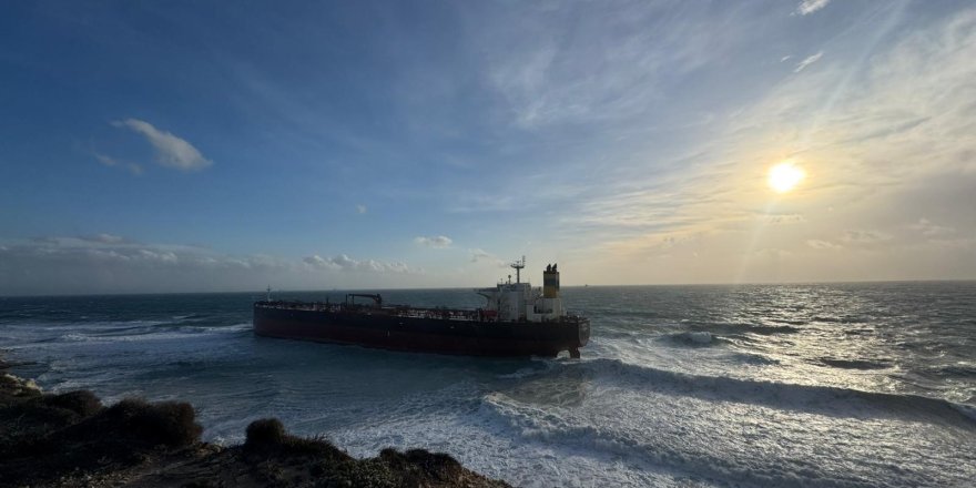 Bozcaada'da Karaya Oturan Tanker 12 Gün Sonra Kurtarıldı