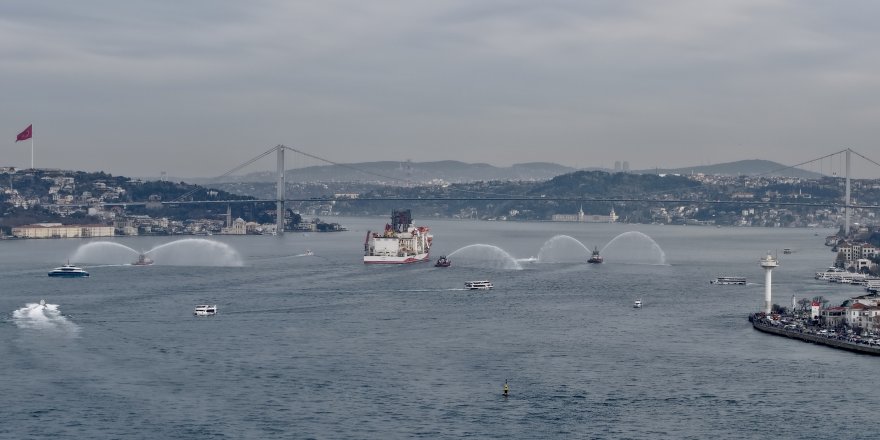 Türk Sondaj Gemisi Yıldırım İstanbul Boğazı'ndan Geçti