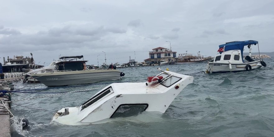 İzmir’de Fırtına ve Dev Dalgalar Tekneleri Batırdı