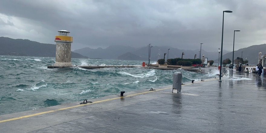 Marmaris’te Şiddetli Rüzgar Denizi Taşırdı