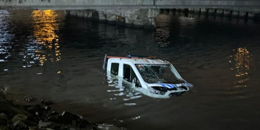 Bakırköy’de İBB'ye Ait Zabıta Aracı Denize Düştü