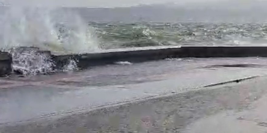 İzmir’de Fırtınada Sahil Şeridindeki Yollar Sular Altında Kaldı