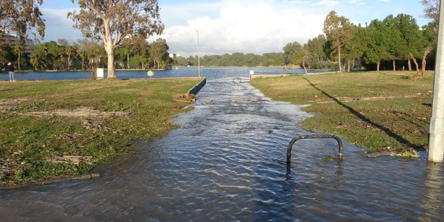 Manavgat'ta Dev Dalgalar Titreyengöl'ü Denizle Birleştirdi