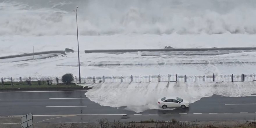 Rize’de Dev Dalgalar Karadeniz Sahil Yolu'na Ulaştı