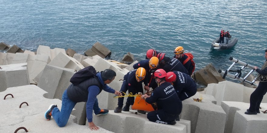 Balık Tutmak İçin Gittiği Dalga Kıranda Düşerek Mahsur Kaldı