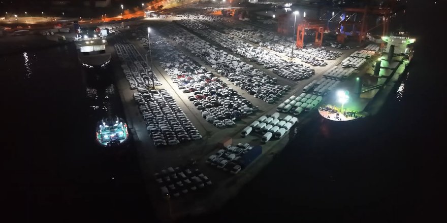 Haydarpaşa Limanı'nda Gece Mesaisi: 2026 Model Araçlar Limana İndirildi