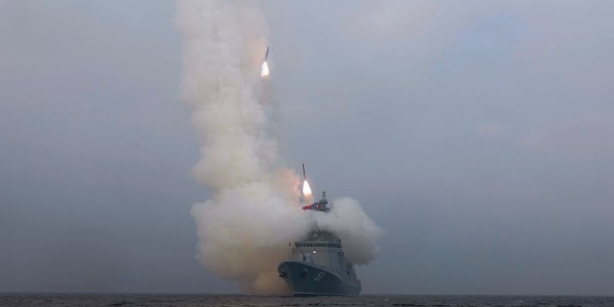 Kuzey Kore Dev Savaş Gemisinden Füze Denemesi Yaptı