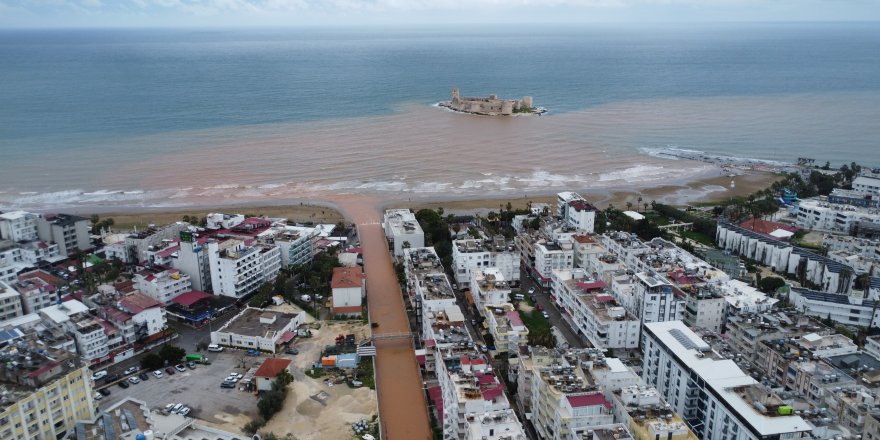 Akdeniz'e Akan Sel Suları Kızkalesi Çevresini Kahverengiye Bürüdü